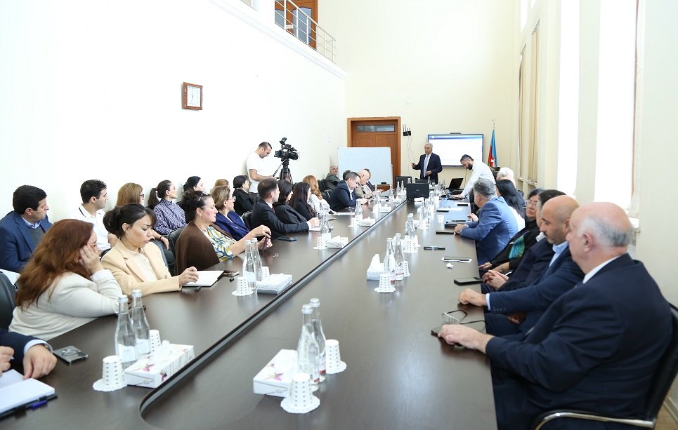 Professor Nazim Müzəffərli Daimi Elmi Seminarda təqdimatla çıxış edib 1